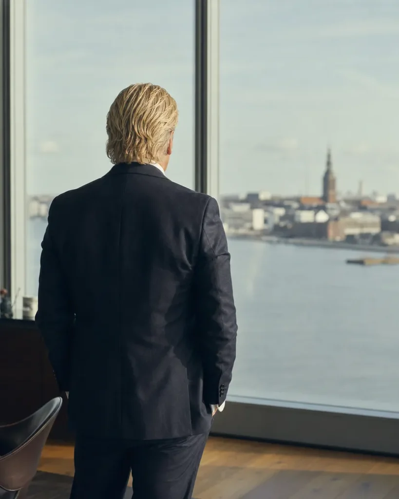 Hur mycket tjänar Jan Emanuel?